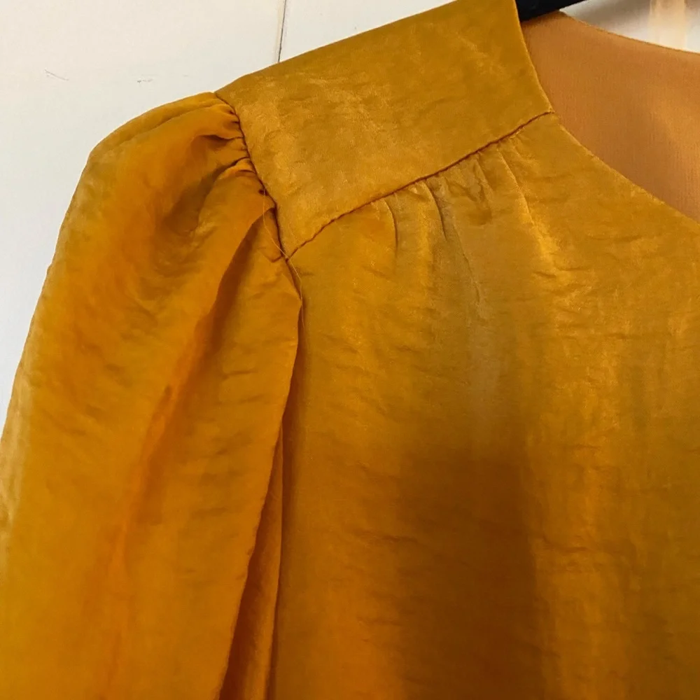 ASTR the Label Mustard Yellow Ruched Puff Sleeve Blouse, Women’s Small